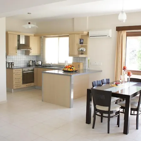 Three Bedroom With Private Pool And Landscaped Garden Pissoúri